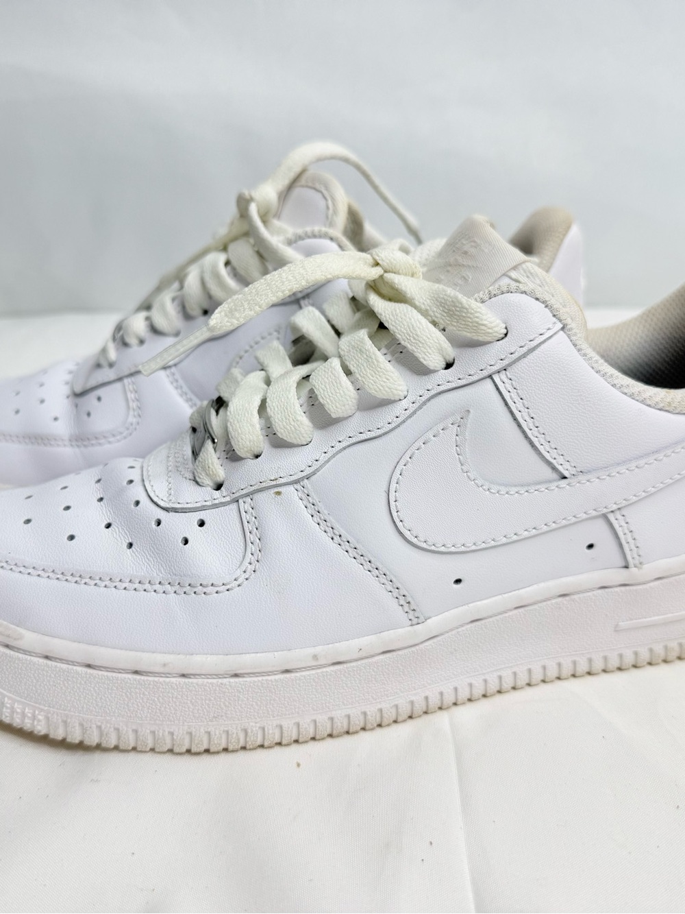 classic white sneakers Nike Air Force 1 Low '07 Triple White size 6.5